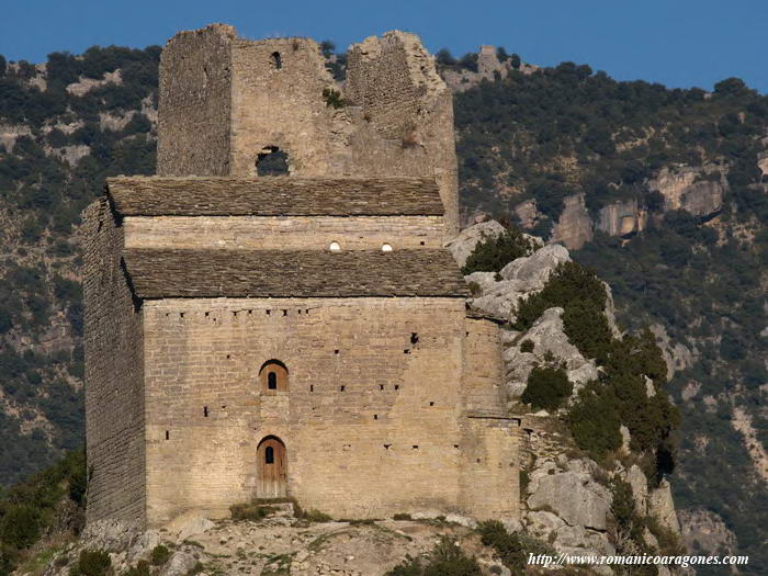 IGLESIA CERRANDO EL PASO AL RECINTO Y TORRE